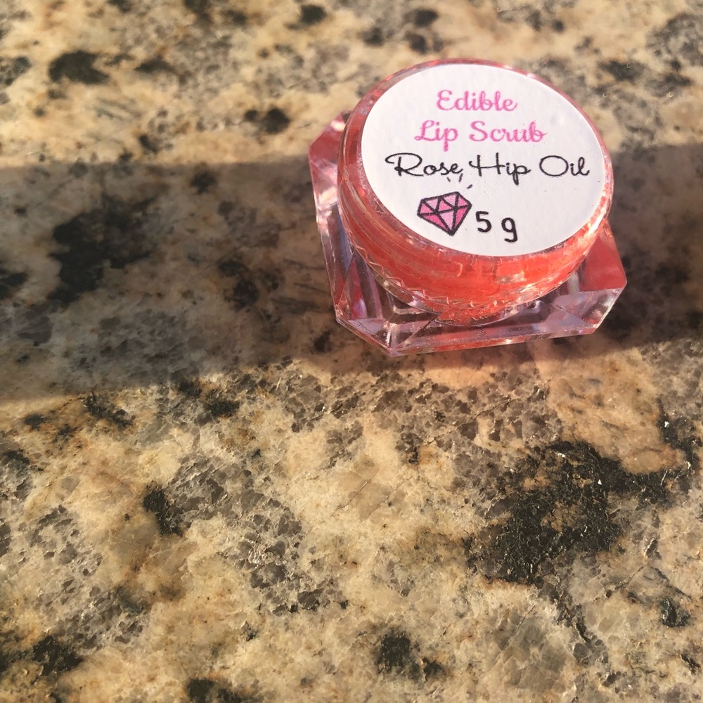 Edible peppermint lip scrub